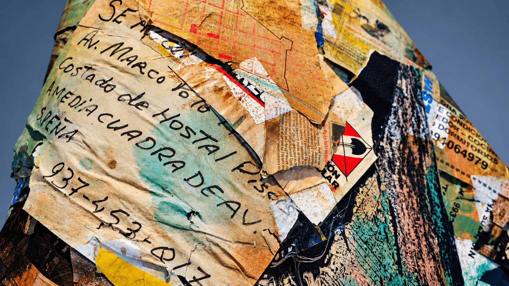 Collage urbano di manifesti strappati