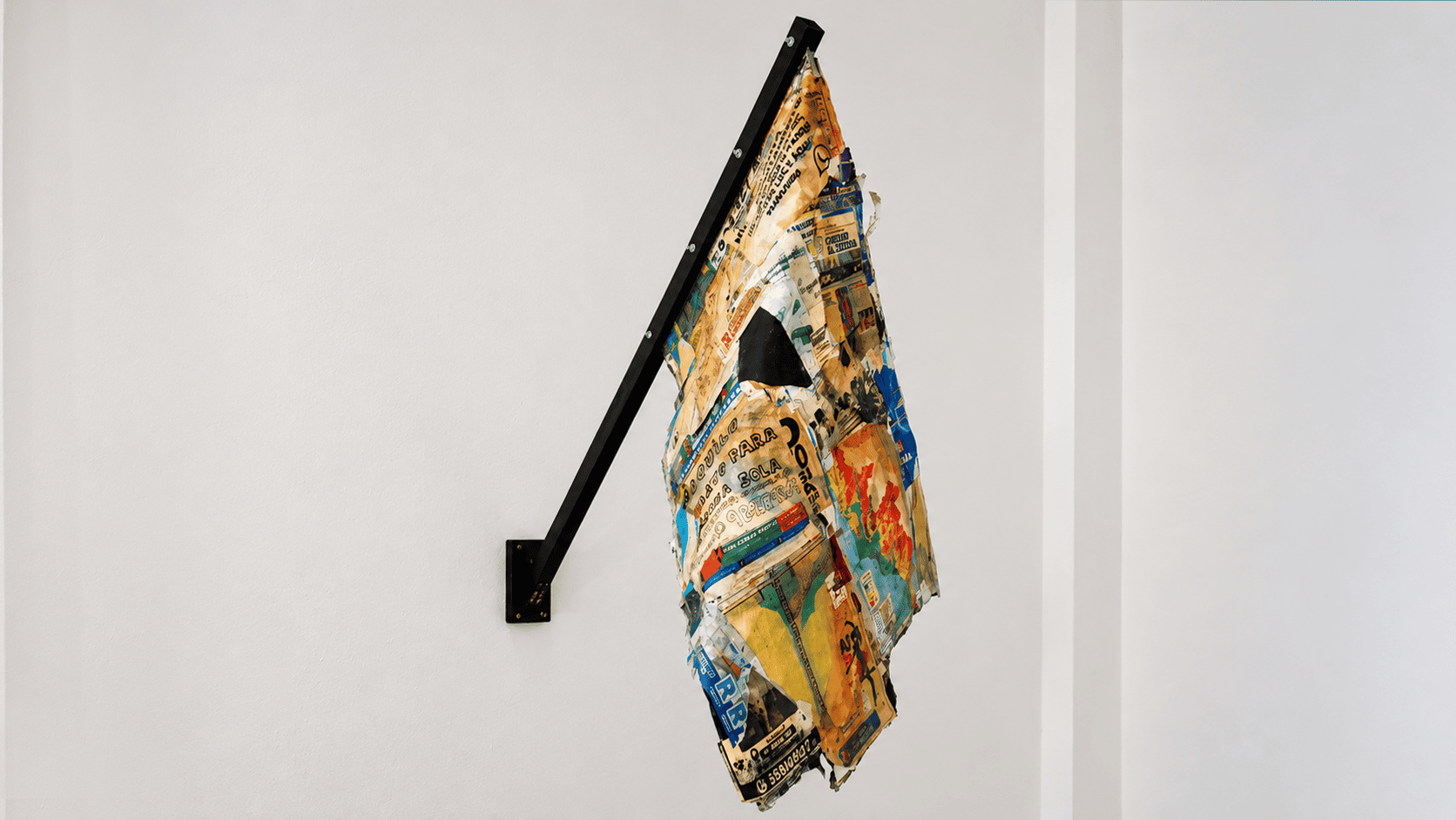 Installazione a bandiera di collage strappato