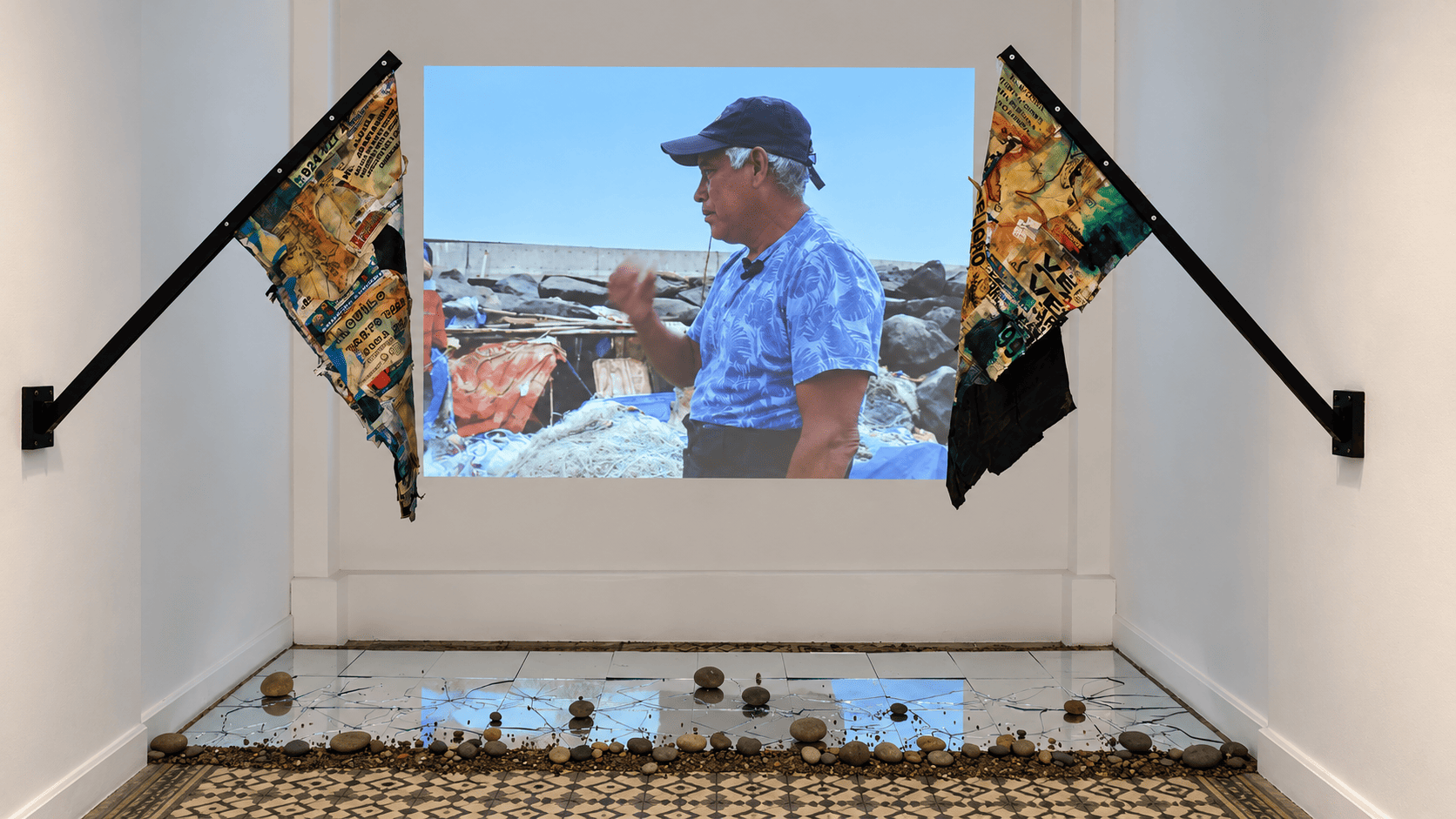 Installazione contemporanea con proiezione costiera