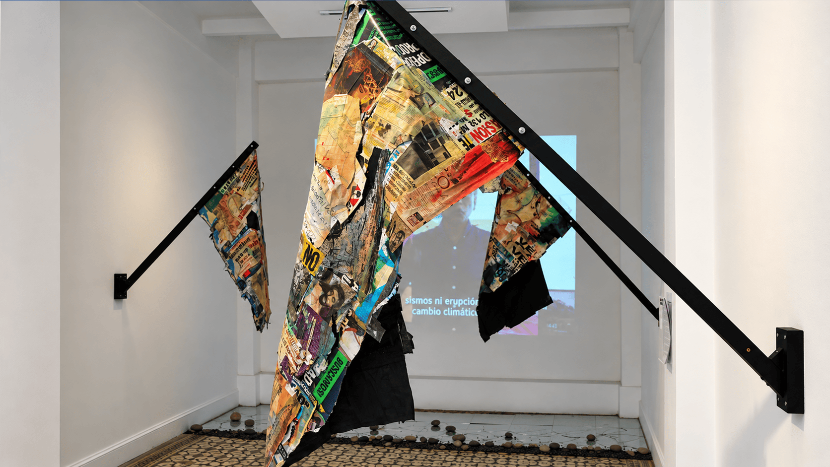 Installazione di collage triangolari in galleria