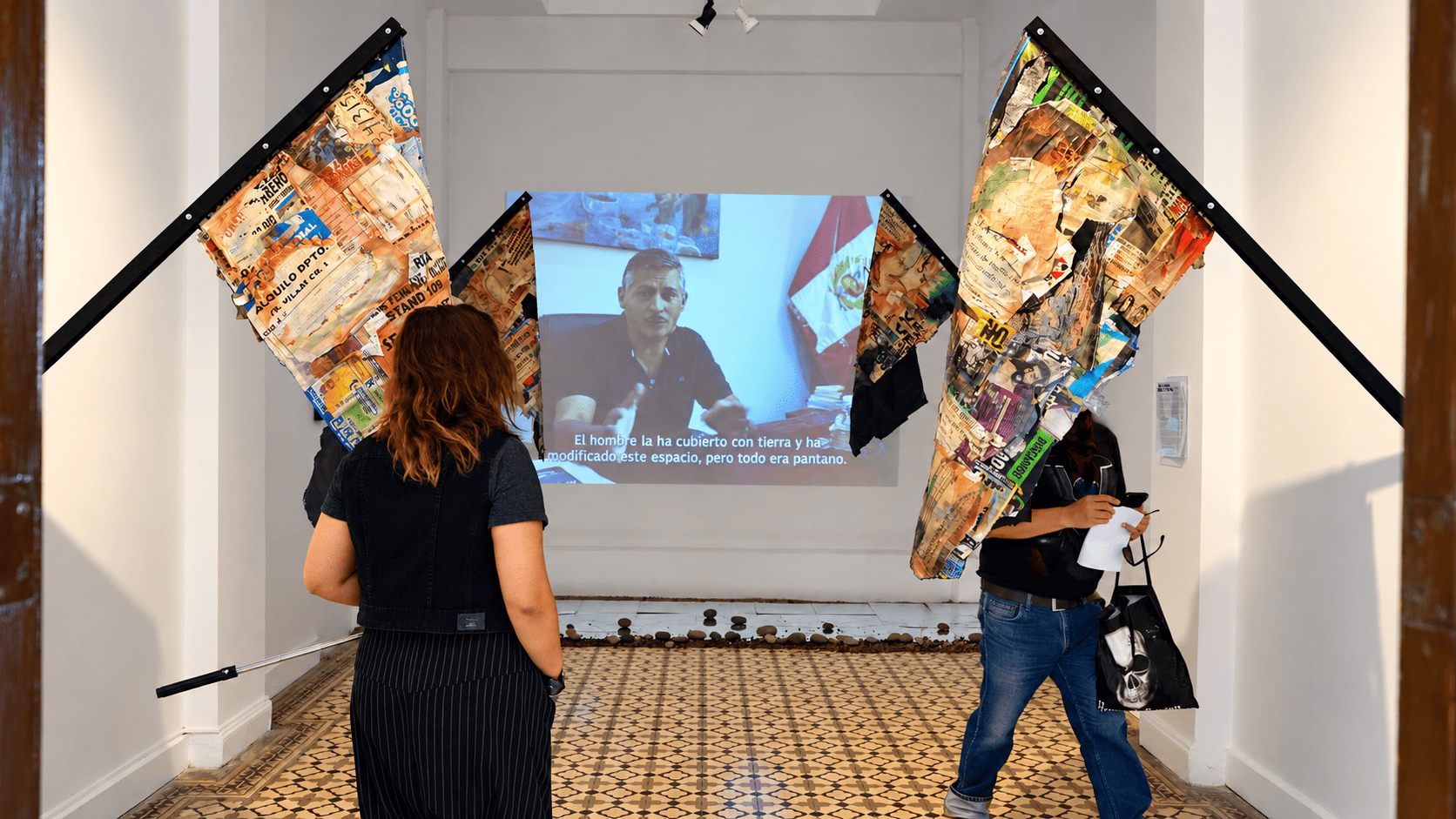 Installazione museale con collage e proiezione